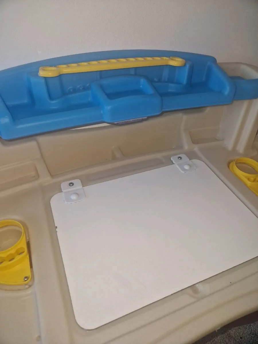 Kids art table and chair - Image 4