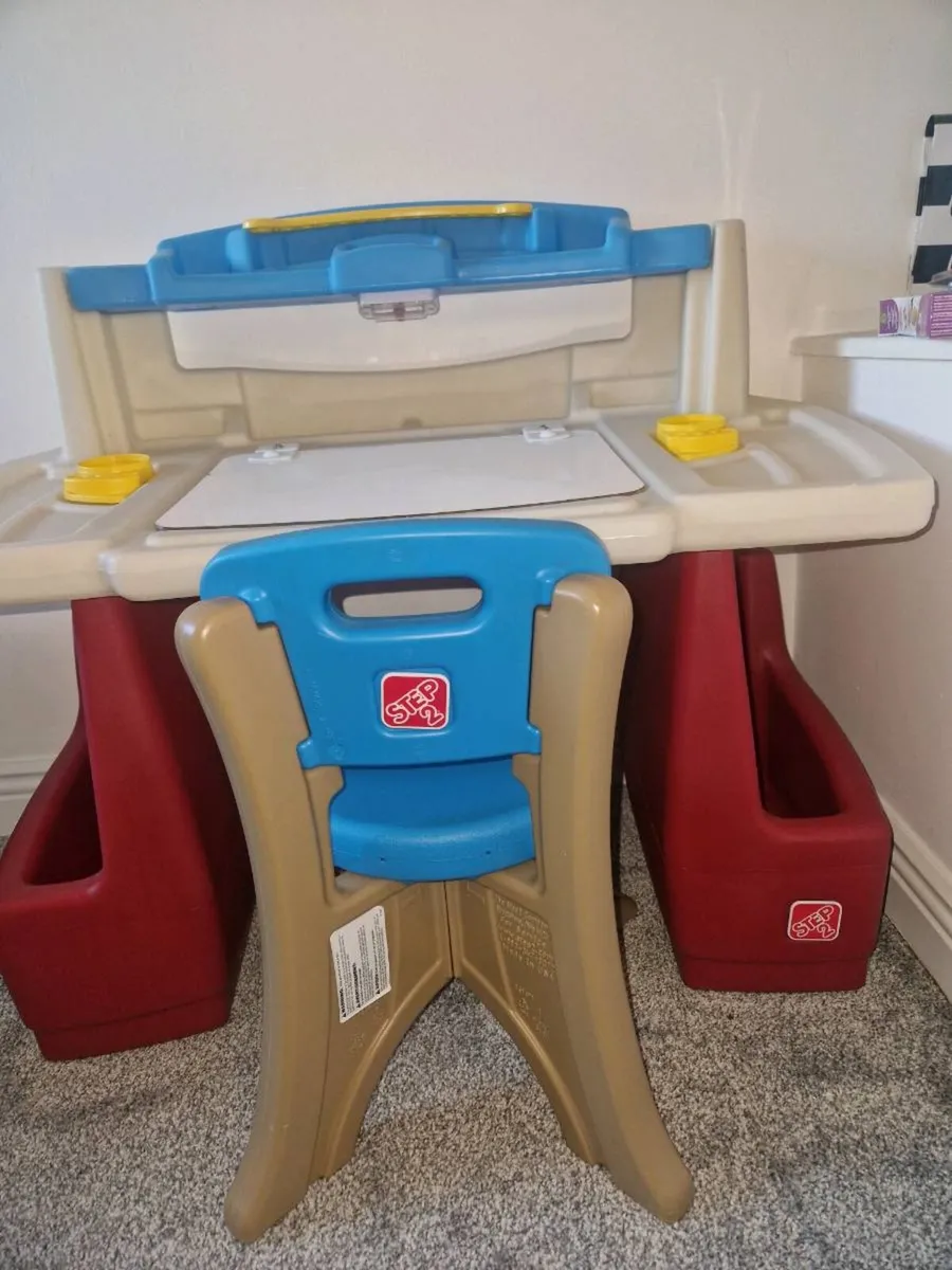 Kids art table and chair - Image 1