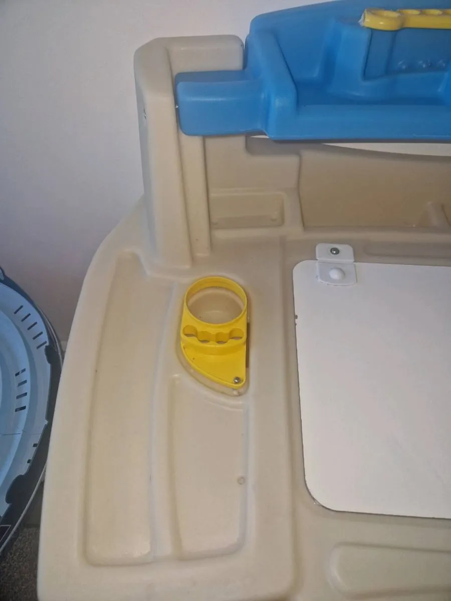 Kids art table and chair - Image 2