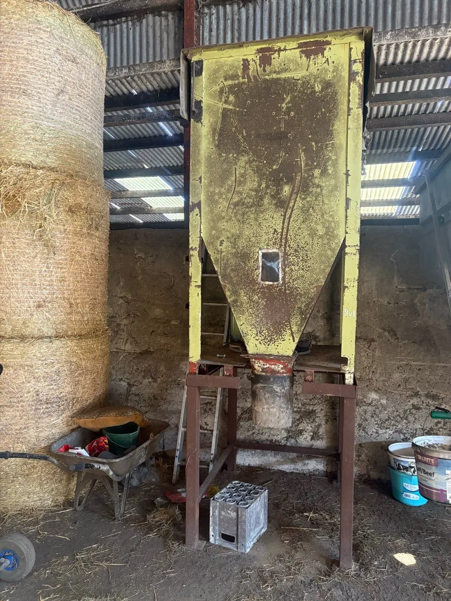 Cattle meal bins - Image 2