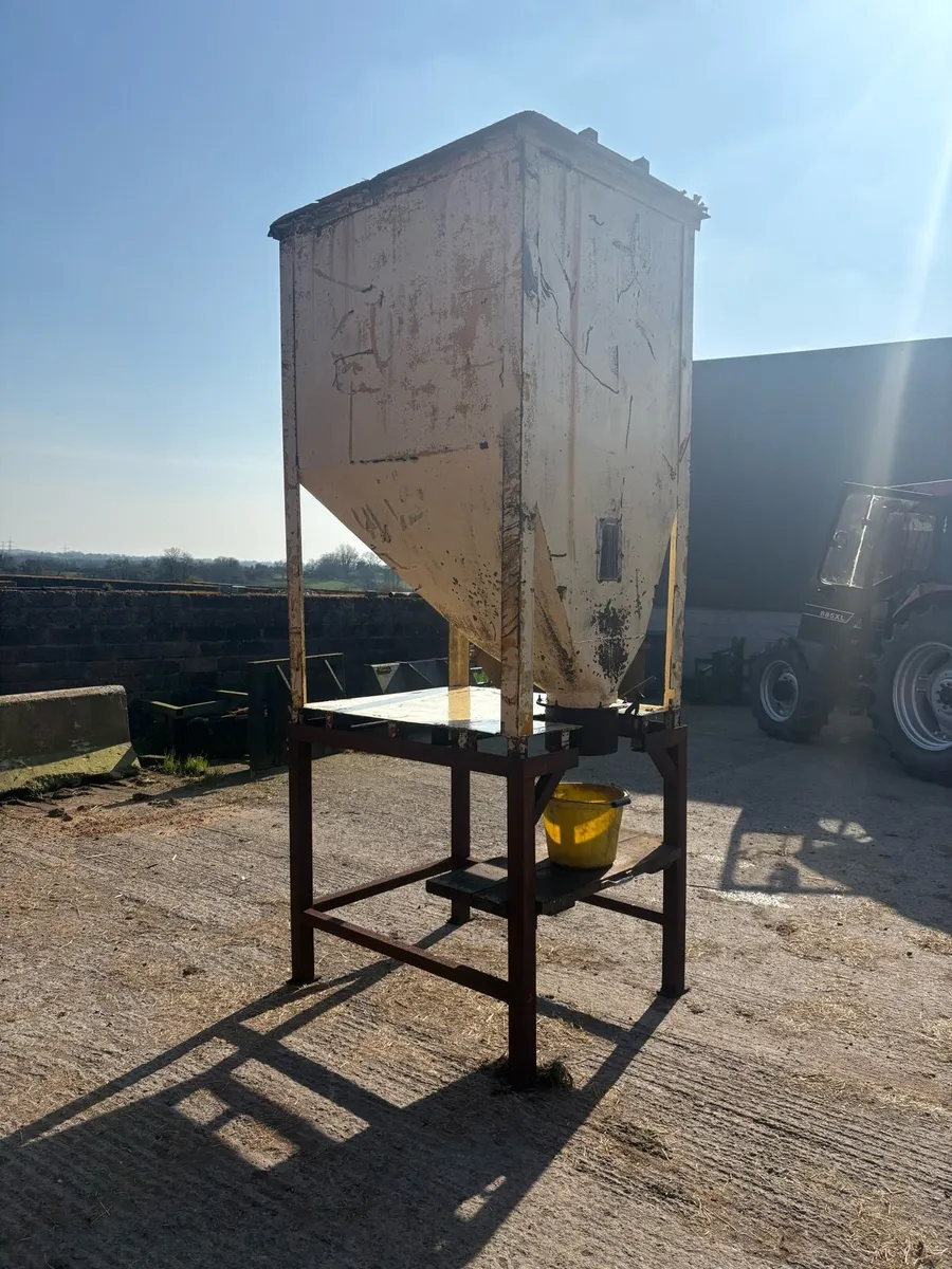 Cattle meal bins - Image 4