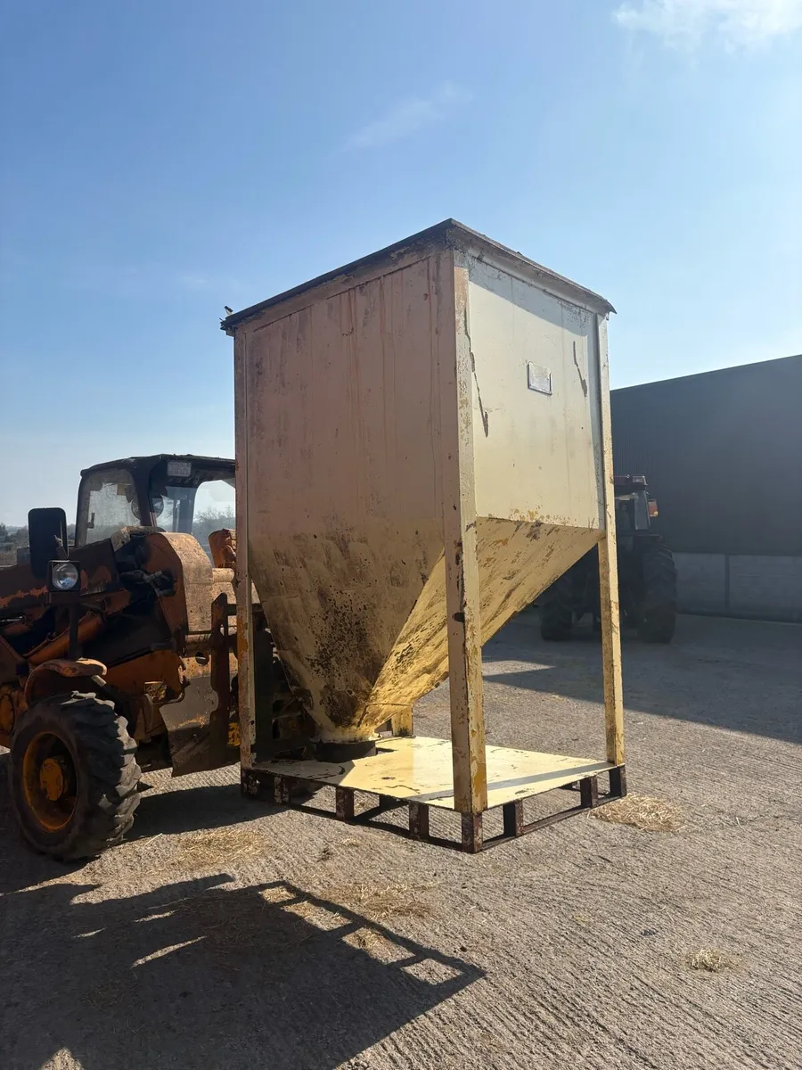 Cattle meal bins - Image 1