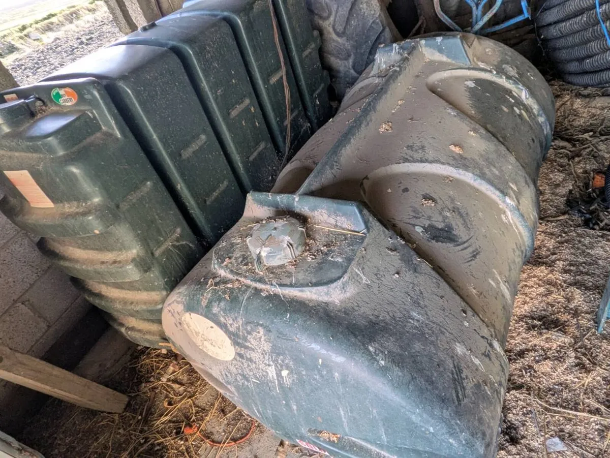 Fuel tanks - Image 1