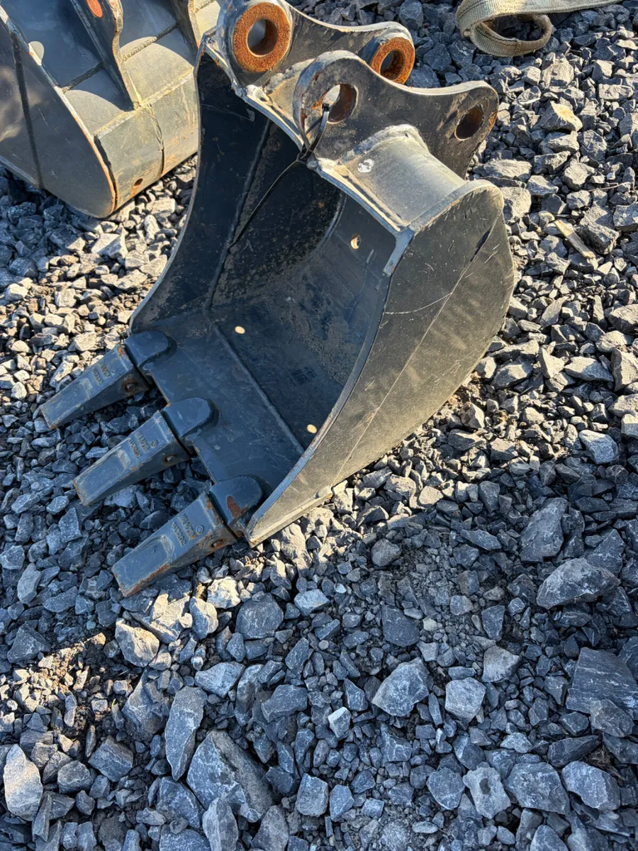 Unused 15 inch 30mm pin digging buckets - Image 2