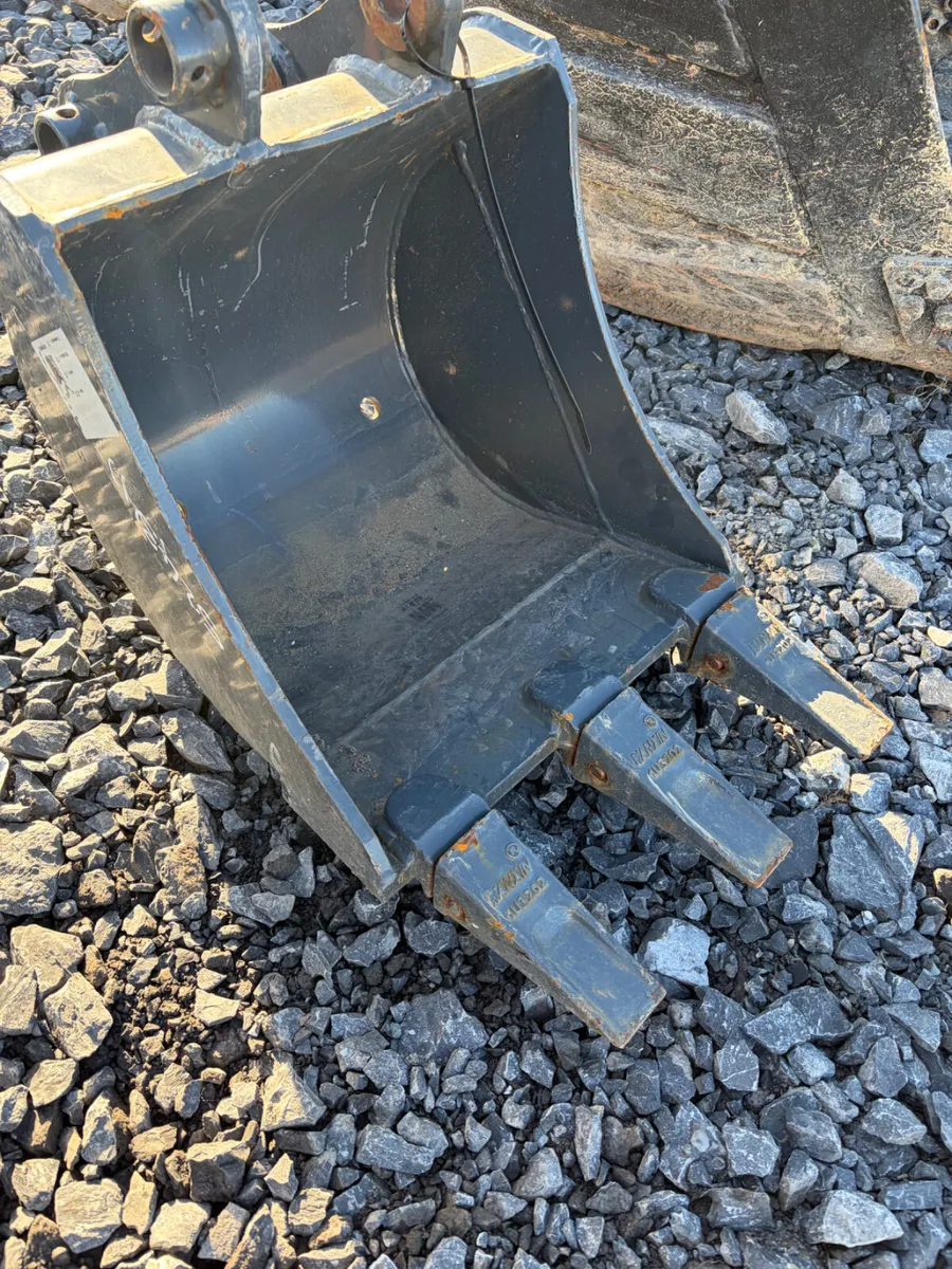 Unused 15 inch 30mm pin digging buckets - Image 1