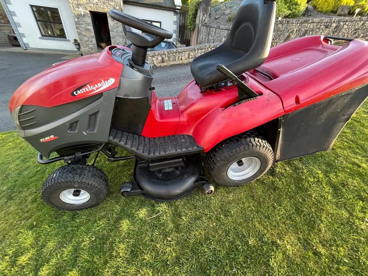 Castlegarden 22HP 2021 year ride on lawnmower - Image 1
