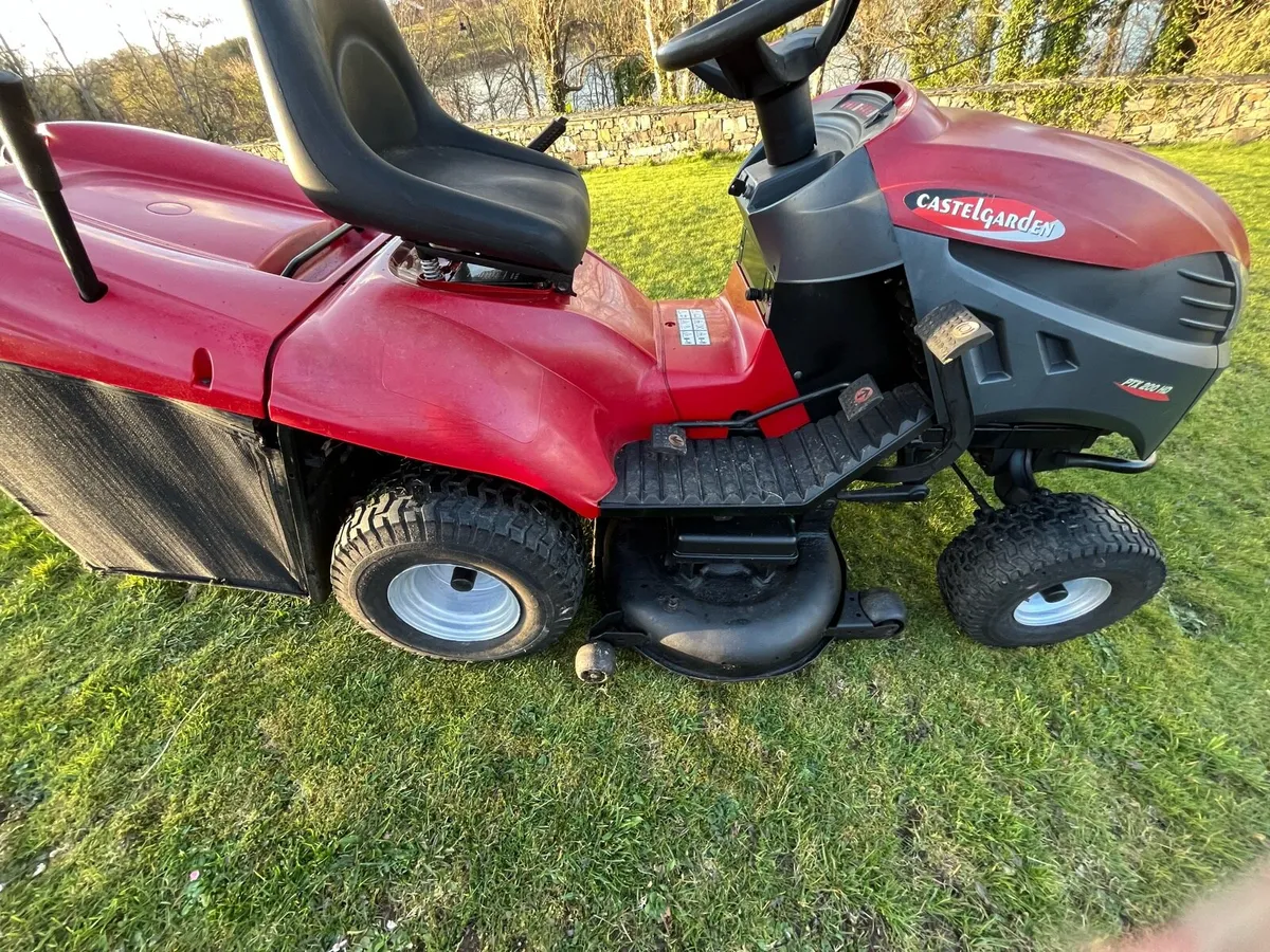 Castlegarden 22HP 2021 year ride on lawnmower - Image 4