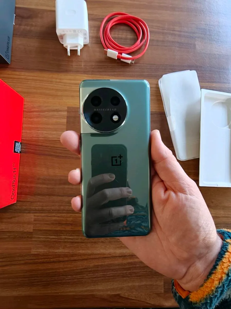 OnePlus 11 5G in immaculate condition - Image 2