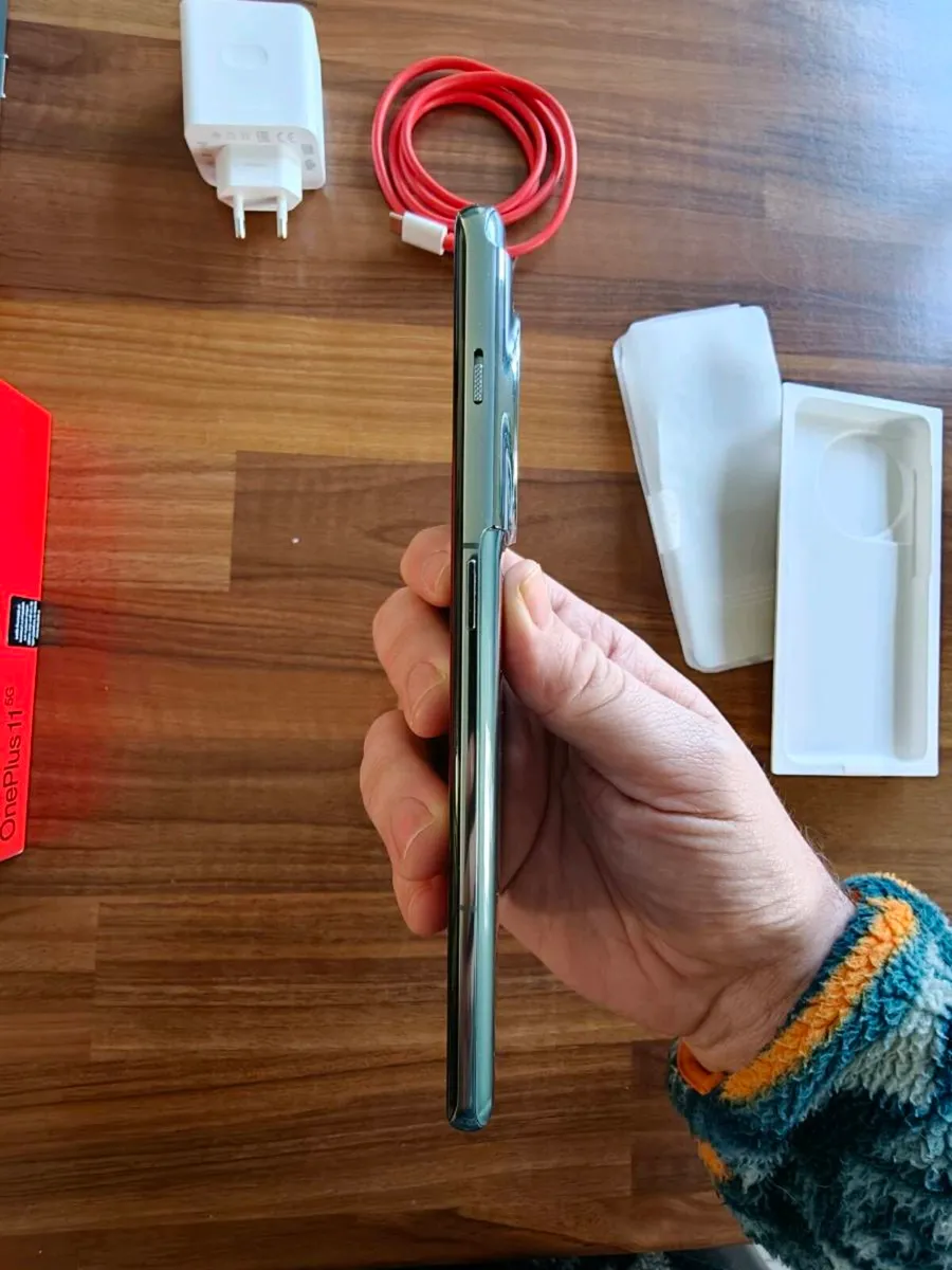 OnePlus 11 5G in immaculate condition - Image 3