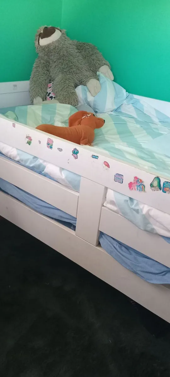 Free single beds - Image 1