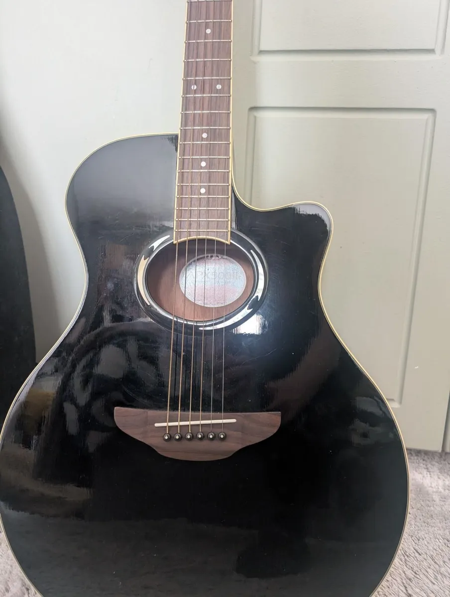 YAMAHA APX500II Guitar with case - Image 4