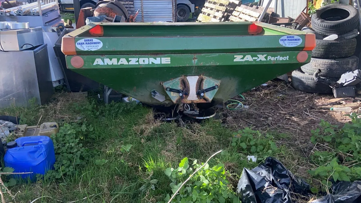Fertiliser spreader - Image 1
