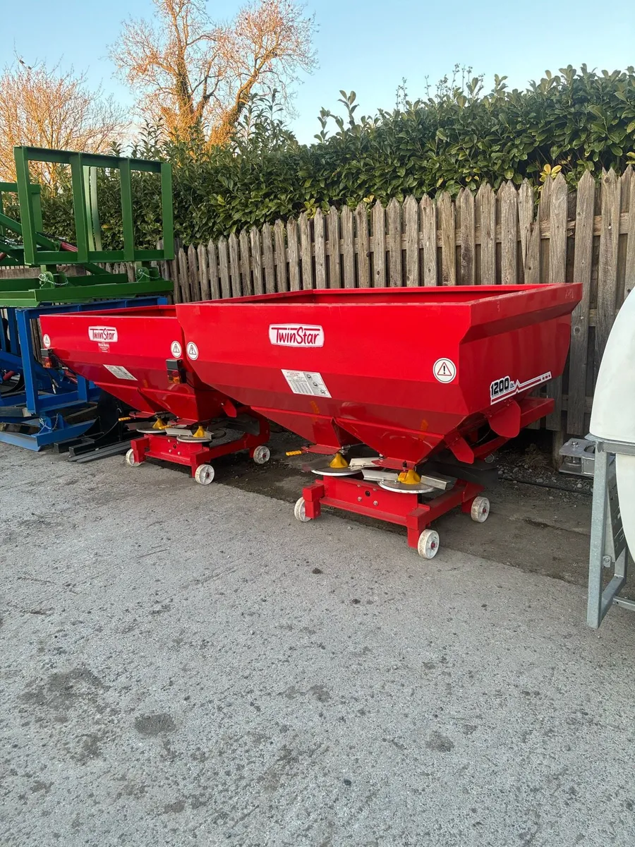 Twinstar 800kg & 1200kg fertiliser spreaders - Image 1