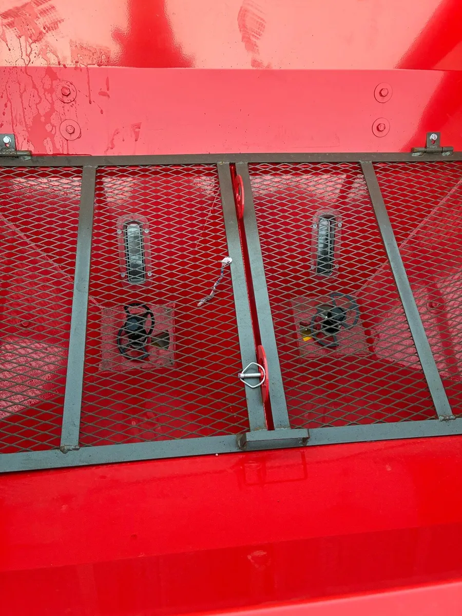 Twinstar 800kg & 1200kg fertiliser spreaders - Image 3