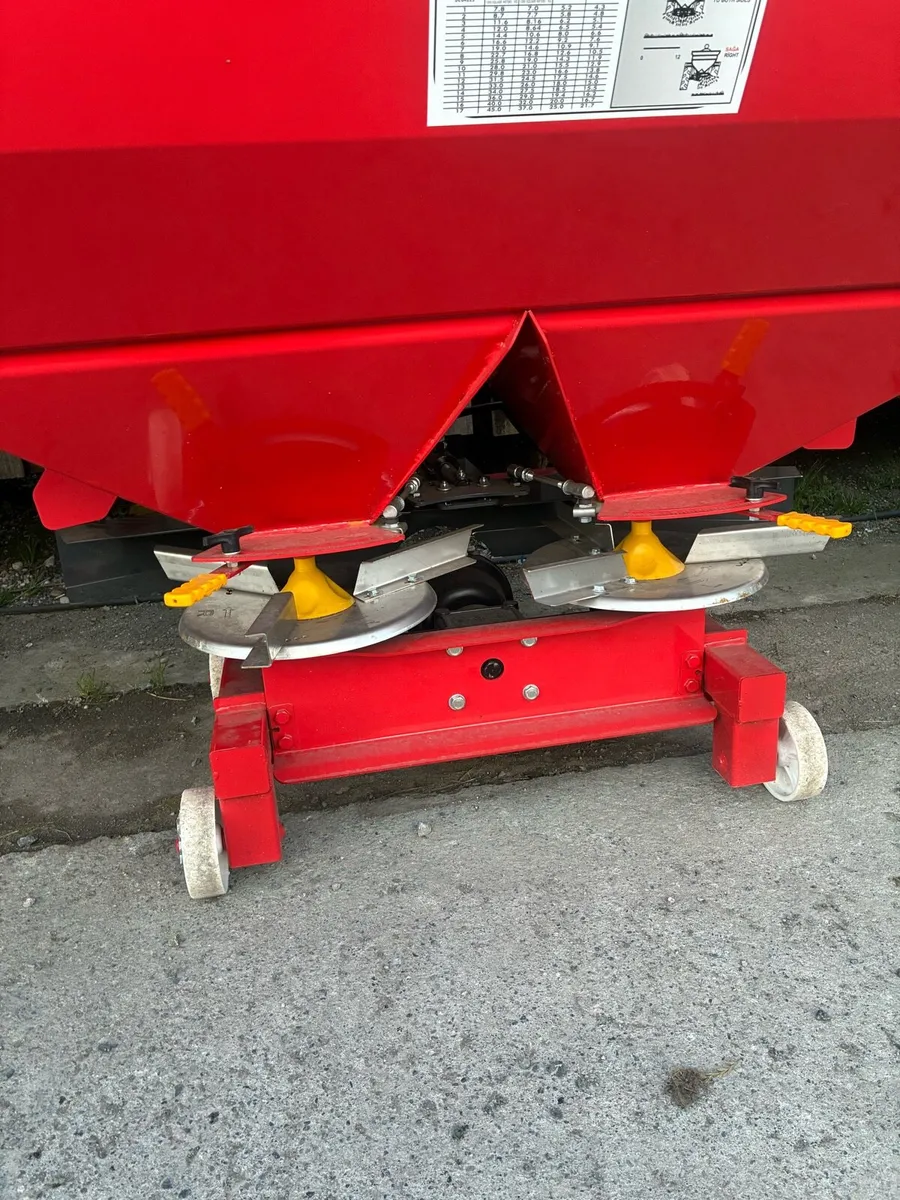 Twinstar 800kg & 1200kg fertiliser spreaders - Image 4
