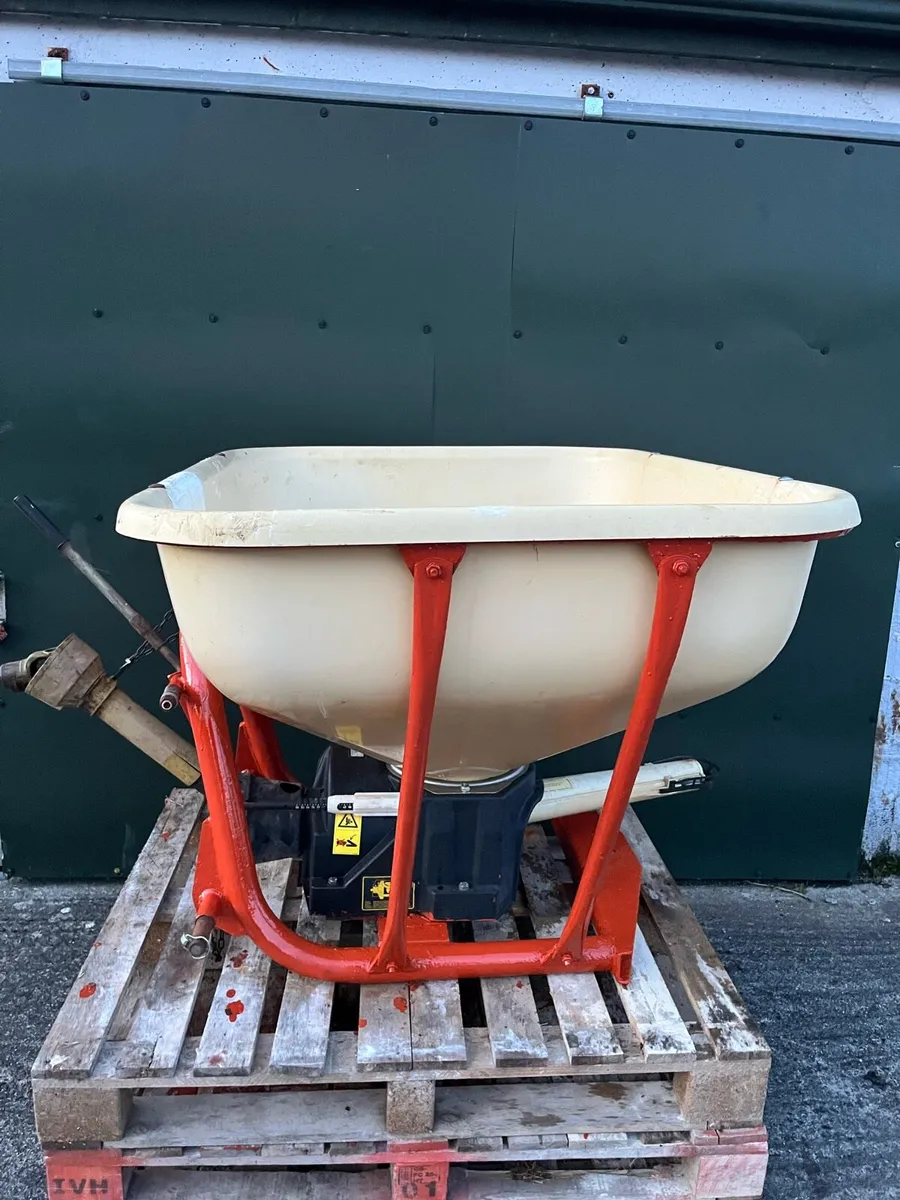 Fertiliser Spreader - Image 4