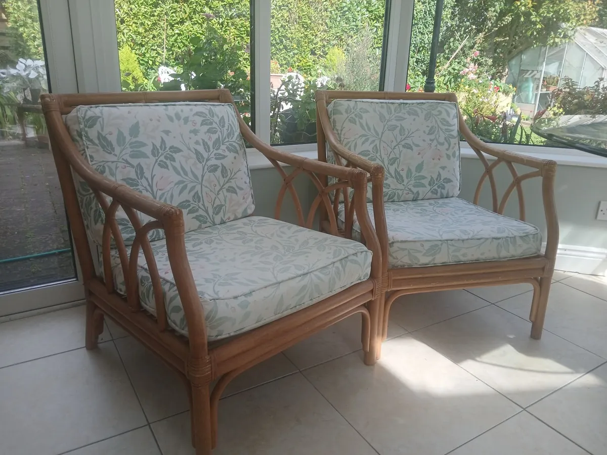 Sunroom bamboo two seater couch and two armchairs - Image 2