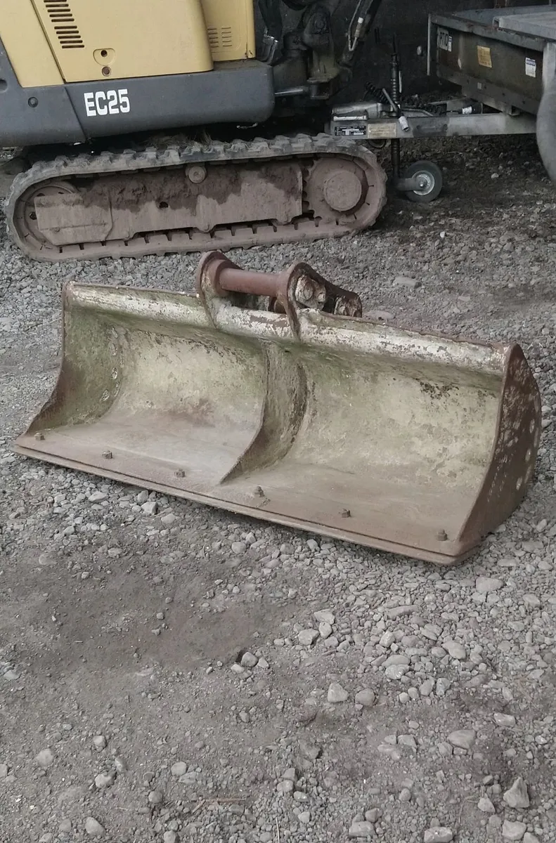 KUBOTA 8 TON SHEUGH BUCKET 60mm pins - Image 1