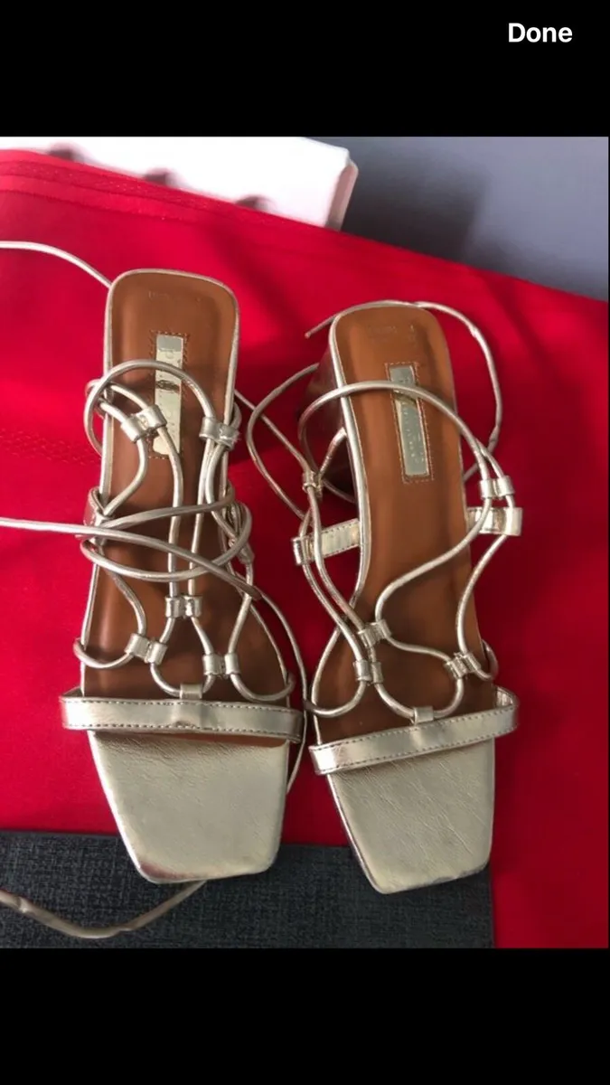 Ladies gold shoes size 4 €5 - Image 1