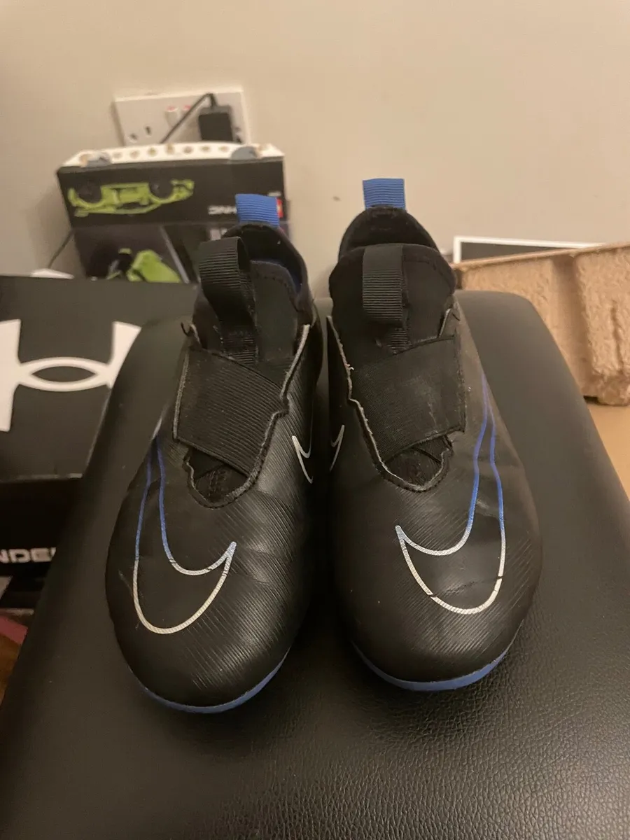 Football boots - Image 1