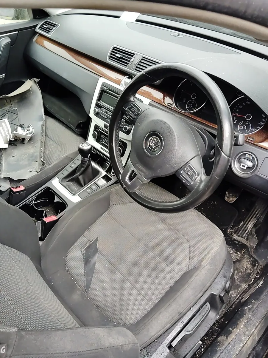 Breaking passat b7 2012 1.6tdi cayc lc9x - Image 3