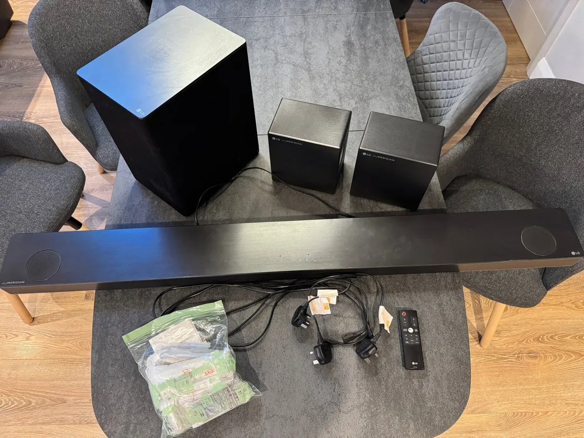 LG high definition 7.1 channel soundbar - black - Image 1