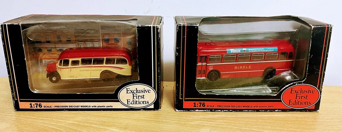 Two collectible model buses - Image 1