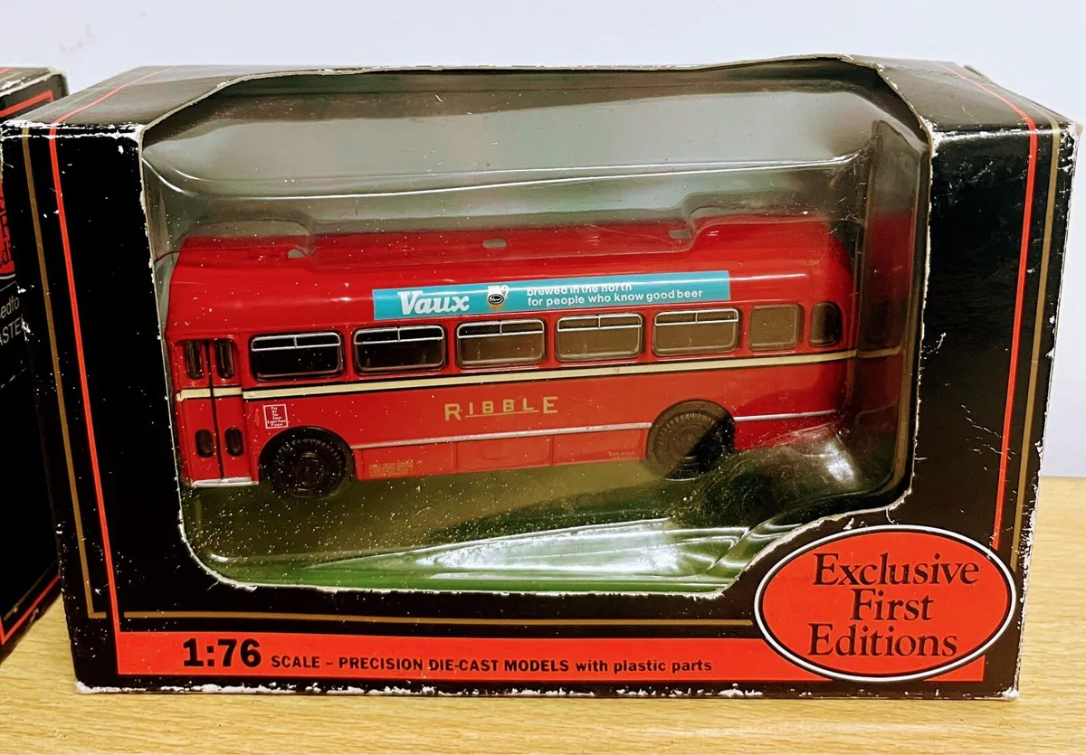 Two collectible model buses - Image 2