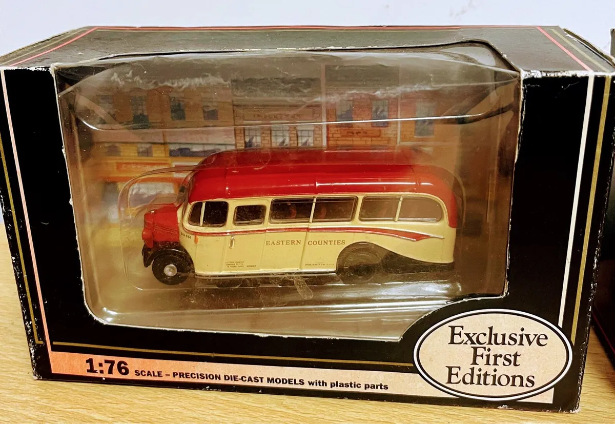 Two collectible model buses - Image 3