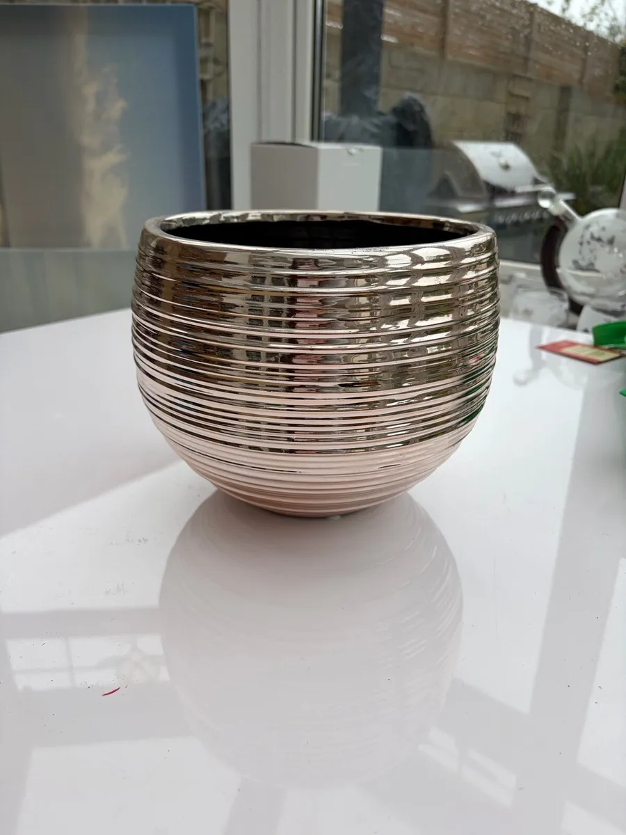 Modern metallic ribbed pot plant / Decorative Bowl - Image 1