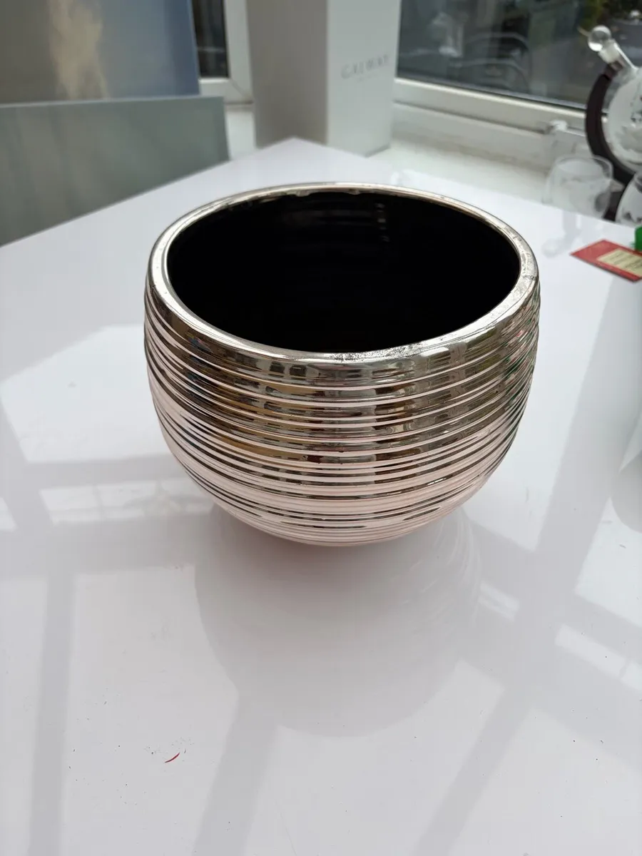 Modern metallic ribbed pot plant / Decorative Bowl - Image 2