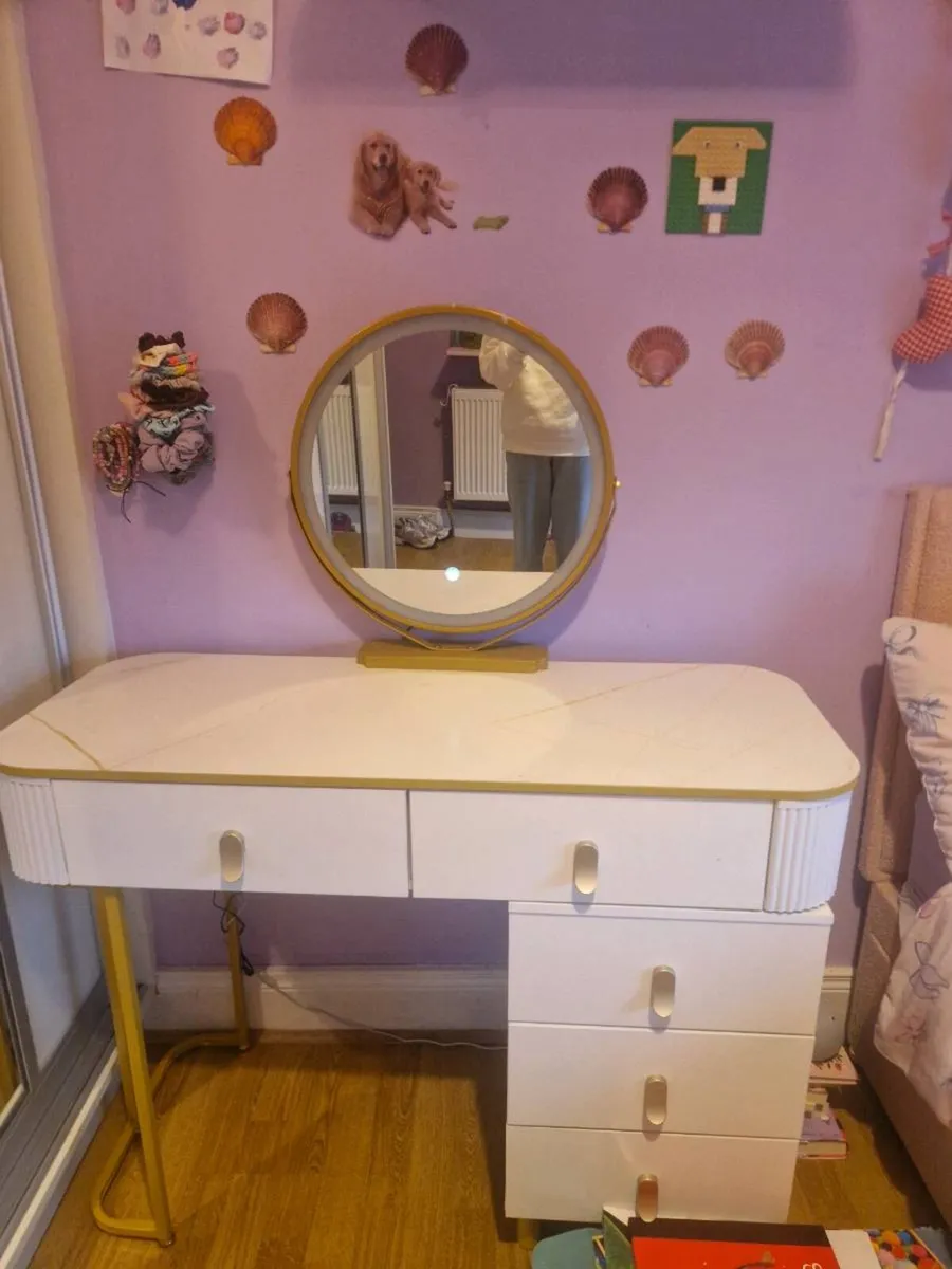 Dressing table - Image 1