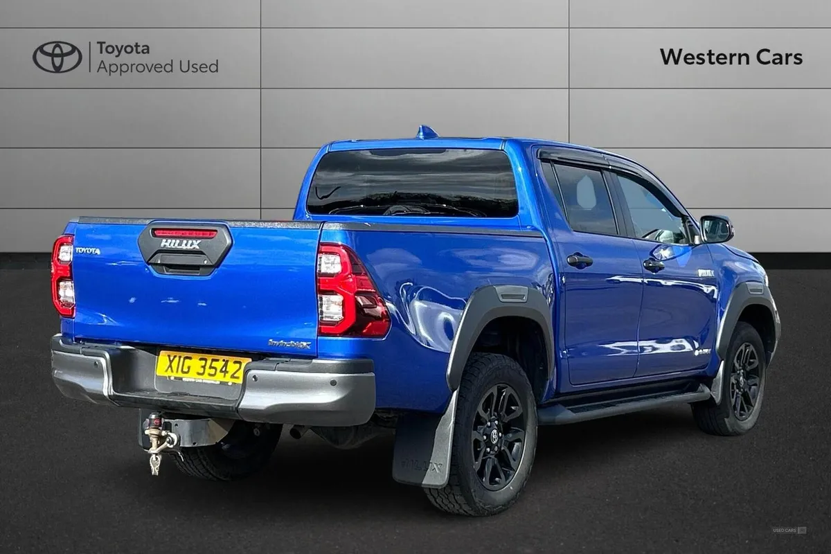 Toyota Hilux 2.8 D-4D Invincible X Auto 4WD Euro 6 - Image 2