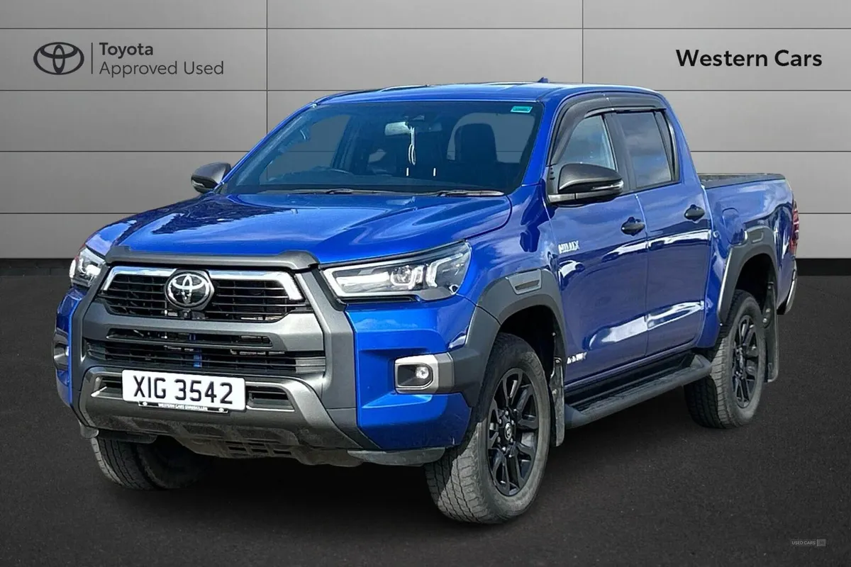 Toyota Hilux 2.8 D-4D Invincible X Auto 4WD Euro 6 - Image 3