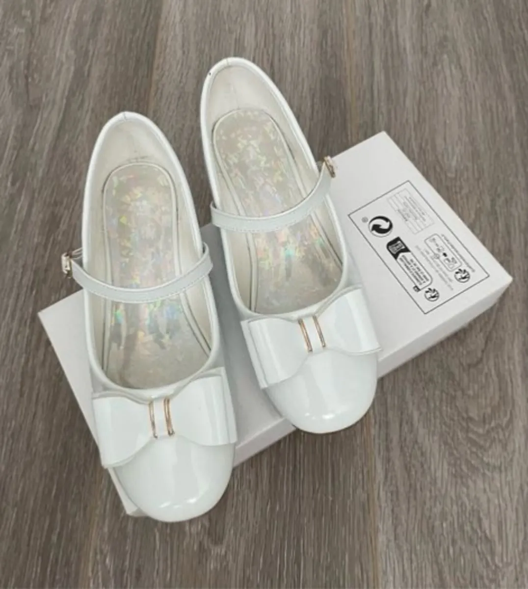 Girls White Dressy Shoes: Size 2 - Image 3