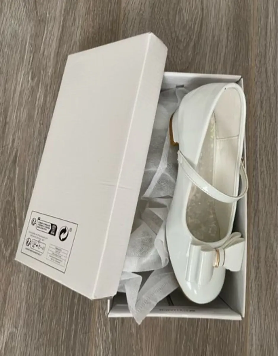 Girls White Dressy Shoes: Size 2 - Image 1