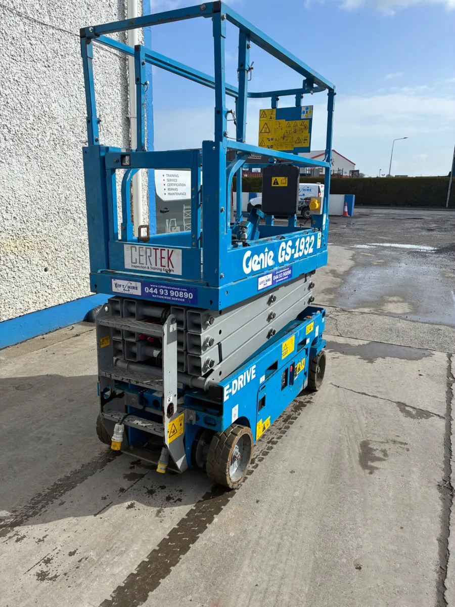 GENIE 1932 SCISSORS LIFT - Image 1