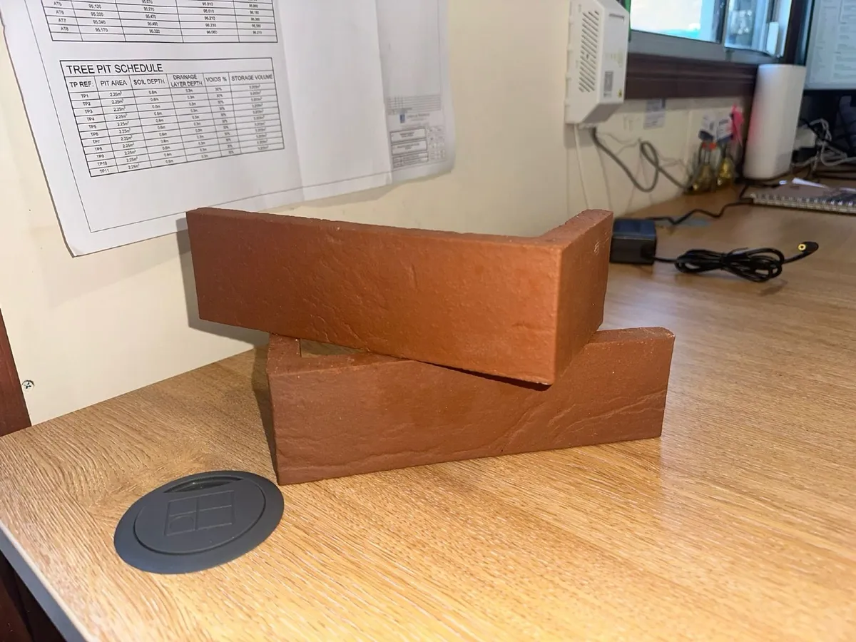 Ibstock  Neptuno red brick slips & corners - Image 1