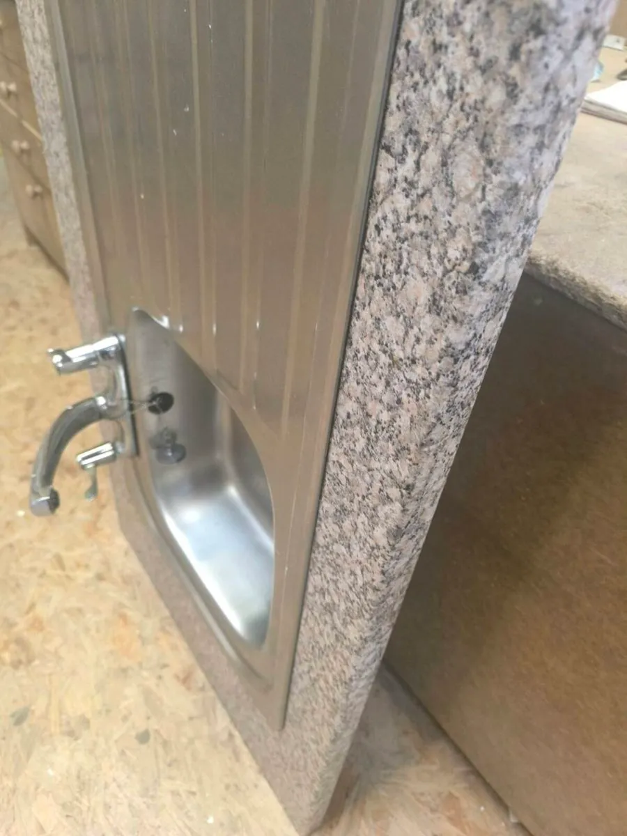 Kitchen sink taps and counter worktop - Image 3