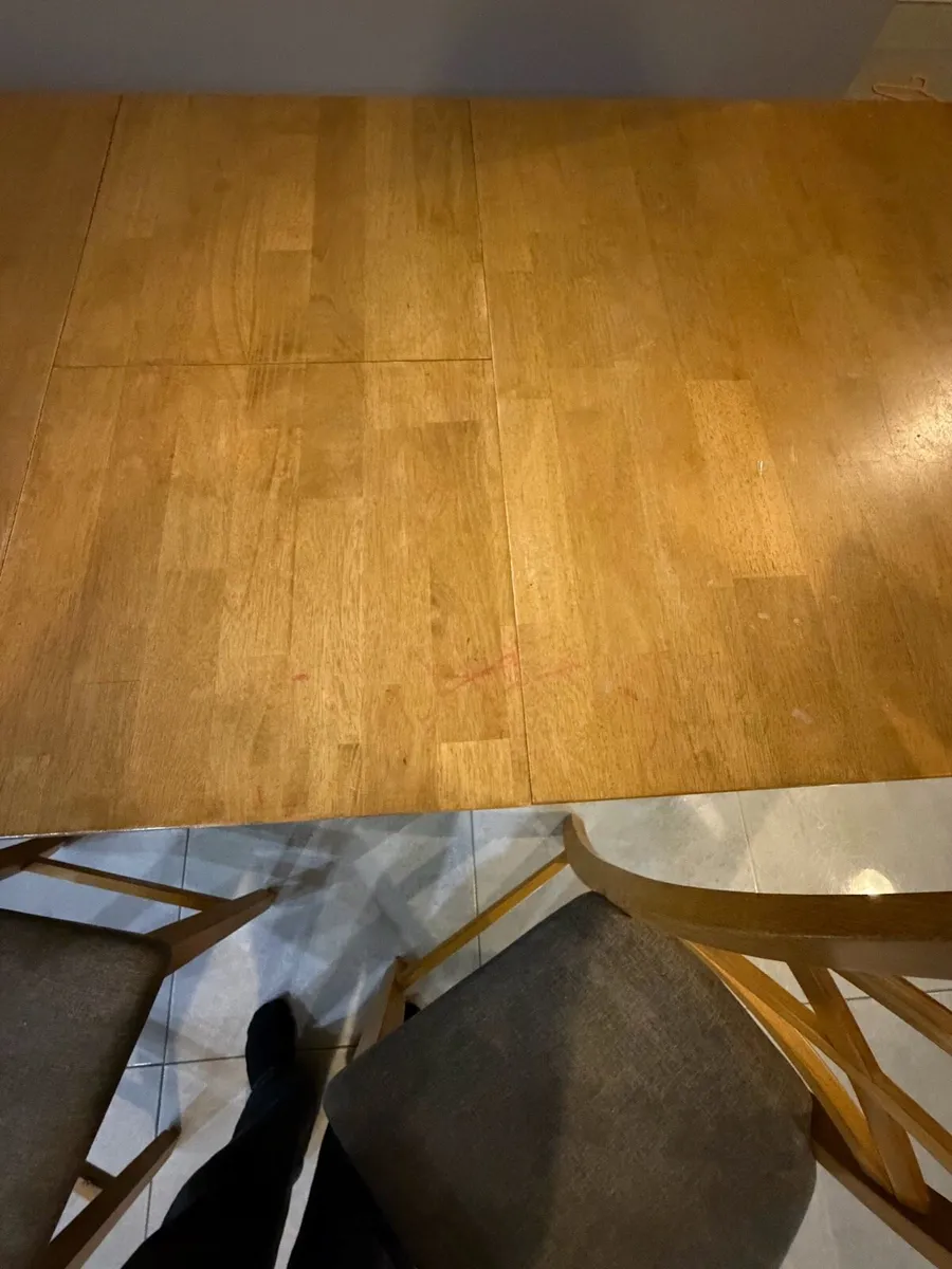 Table and chairs - Image 4