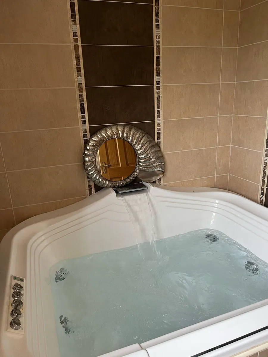 Jacuzzi whirlpool bath - Image 2