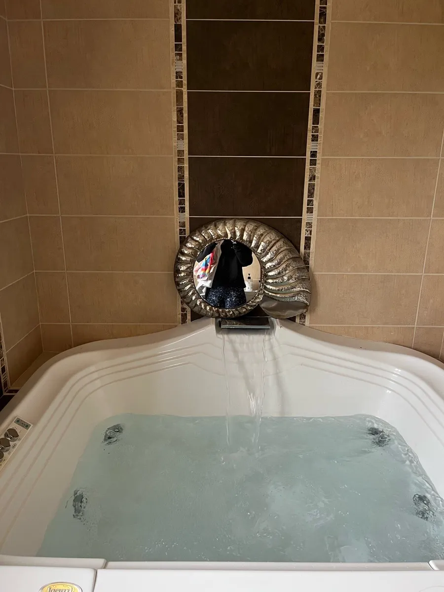 Jacuzzi whirlpool bath - Image 4
