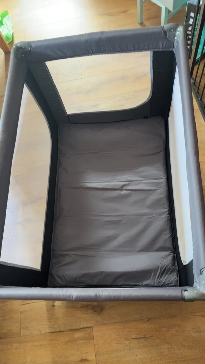 Lightweight travelcot with carry bag - Image 1