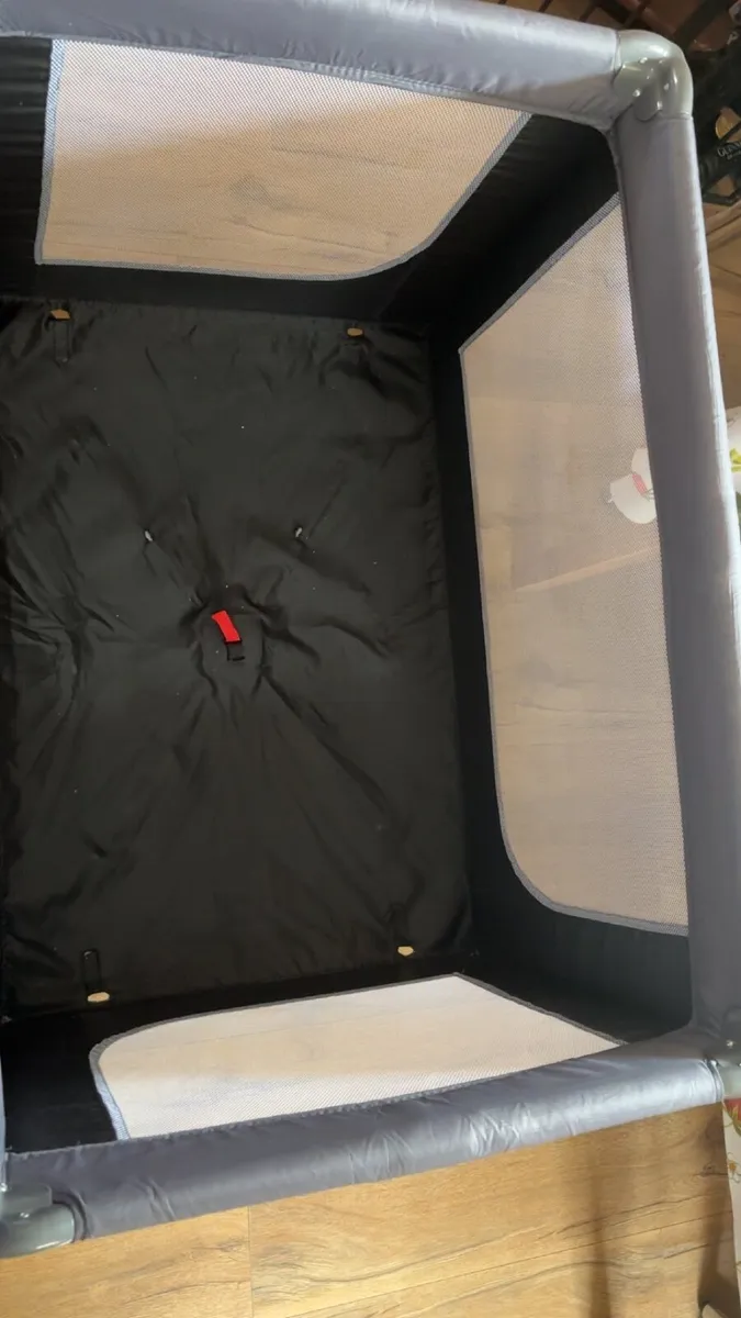 Lightweight travelcot with carry bag - Image 2