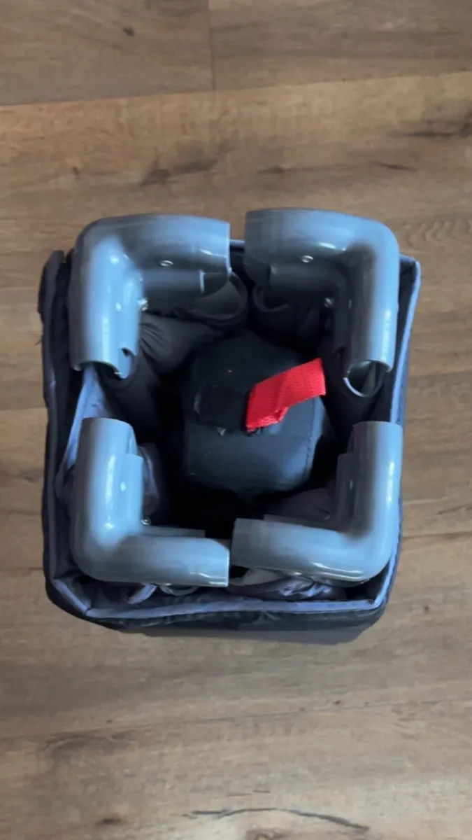 Lightweight travelcot with carry bag - Image 3