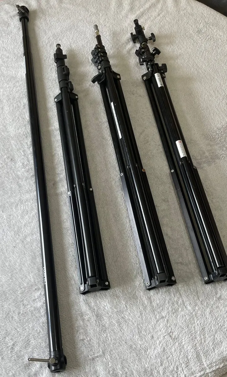 Tripods and crossbar for lighting and backgrounds - Image 1