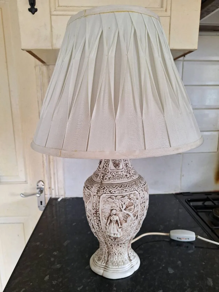 Lovely ornate vintage table lamp - Image 1