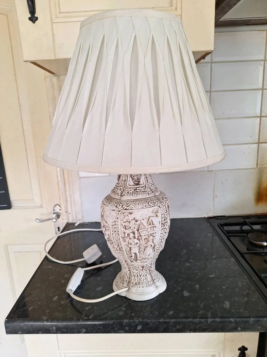 Lovely ornate vintage table lamp - Image 2
