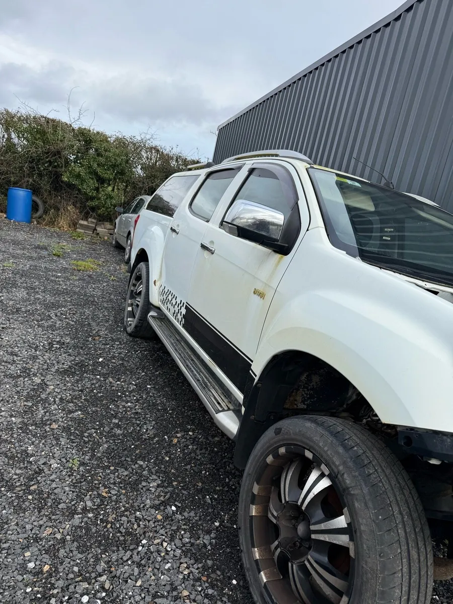 Isuzu d max 2012 - Image 1