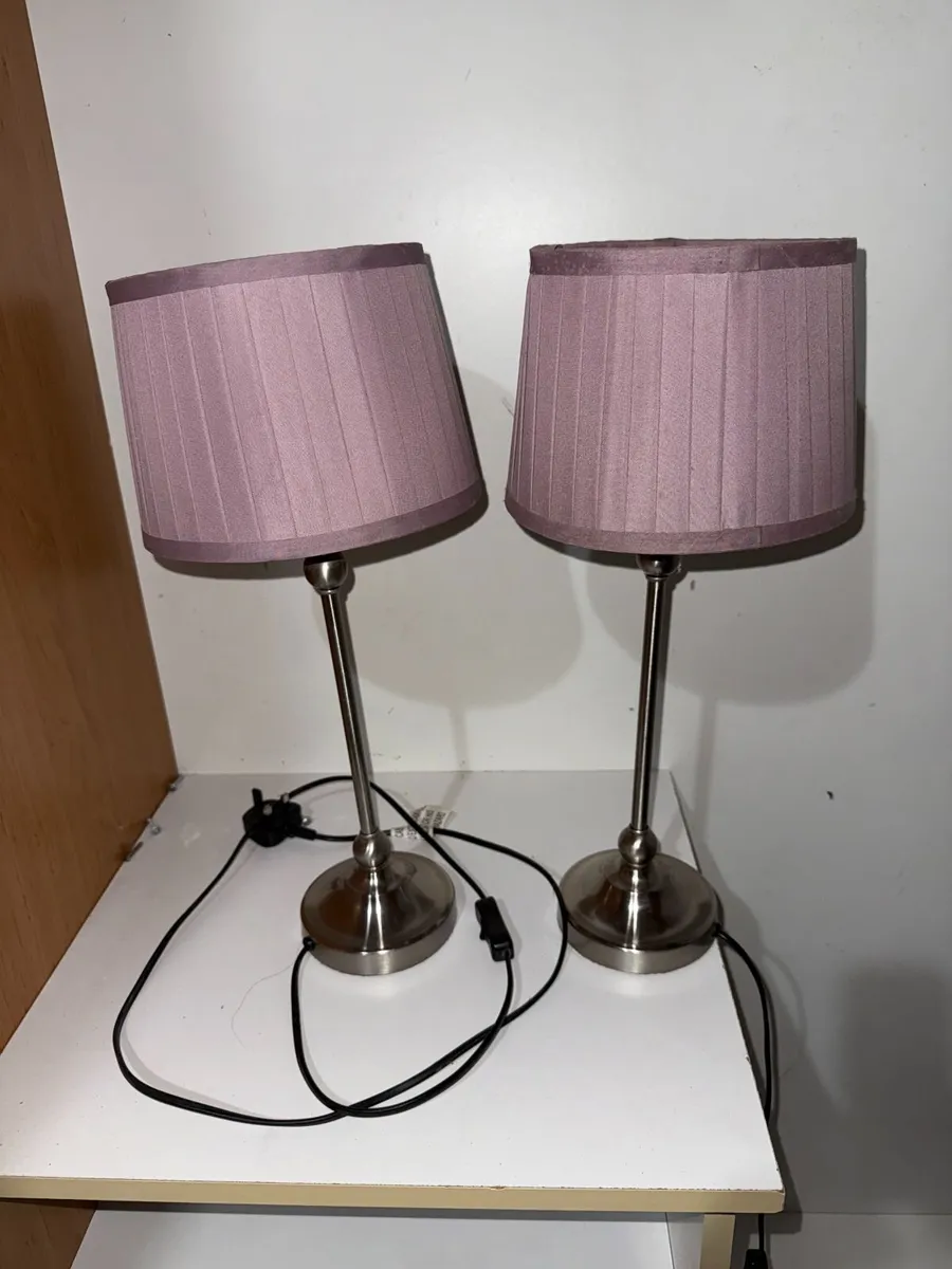 2 table lamps